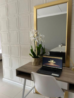 1 Bedroom Sleek, Spotless, Work-from-home Sanctuary
